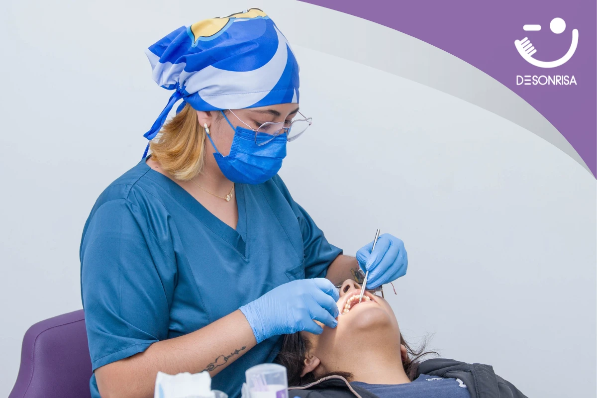 Dentista realizando limpieza dental profesional a un paciente